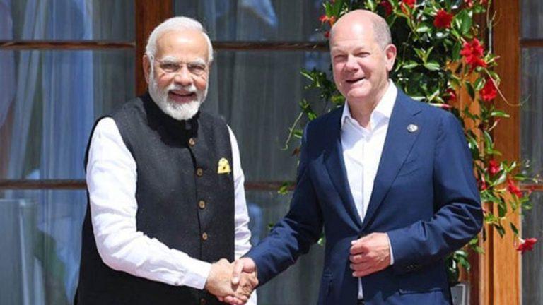 अहमदाबाद में PM मोदी और जर्मन चांसलर ने उड़ाई पतंग, साबरमती आश्रम में गांधीजी को दी श्रद्धांजलि