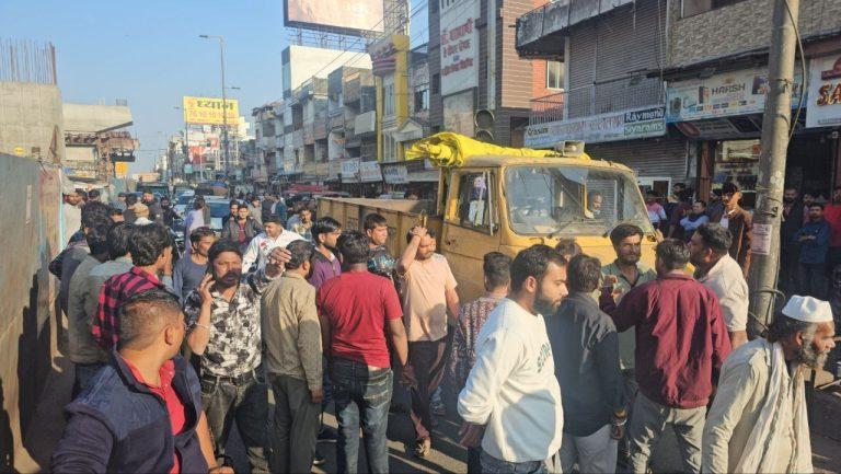 भोपाल इंदौर हाईवे बैरागढ़ पर ठेले हटाने को लेकर हंगामा, नगर-निगम की टीम से झूमाझटकी