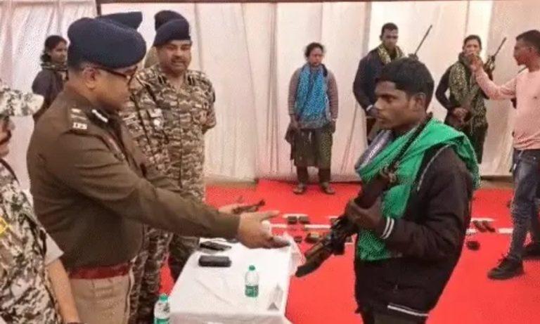 छत्तीसगढ़ में सुरक्षाबलों को मिली बड़ी सफलता, 9 नक्सलियों ने पुलिस के सामने किया सरेंडर, 47 लाख रुपए का घोषित था इनाम