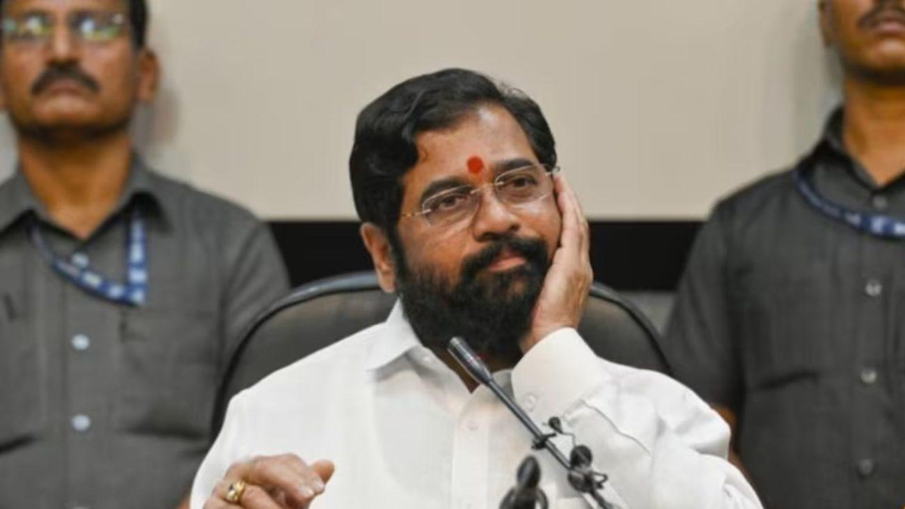मुंबई मेयर चुनाव: शिंदे के 29 पार्षद होटल में शिफ्ट, उद्धव ठाकरे के ‘देवा’ वाले बयान से सियासी पारा चढ़ा