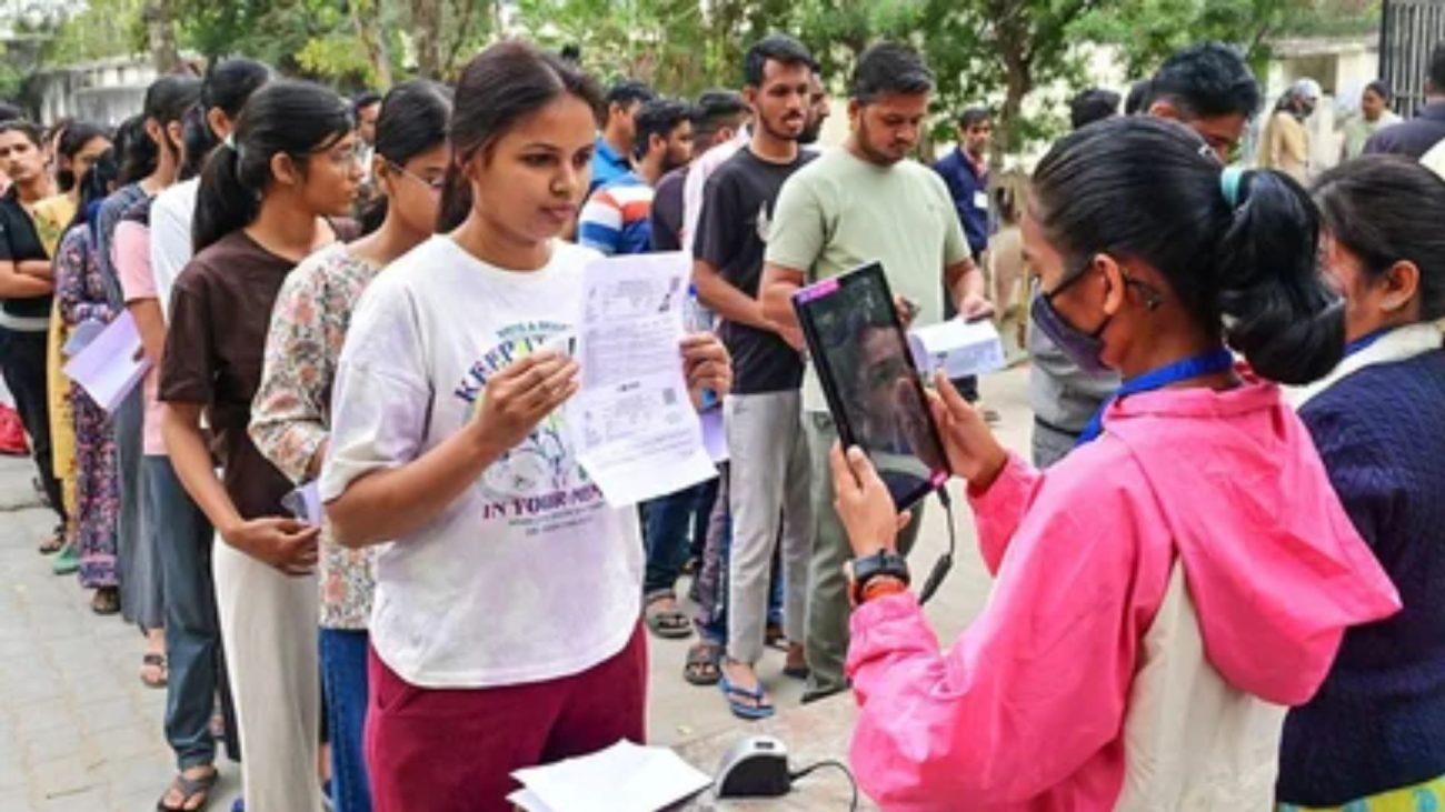 REET Mains 2026: राजस्थान में शिक्षक भर्ती परीक्षा शुरू, 7759 पदों के लिए मैदान में पहले दिन 2.41 लाख अभ्यर्थी