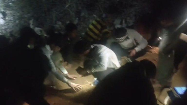 छतरपुर: राजगढ़ पैलेस की मिट्टी में मिले 500 साल पुराने सोने के सिक्के! खजाने की तलाश में उमड़ी सैकड़ों की भीड़