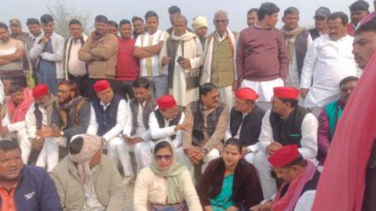 मणिकर्णिका घाट विवाद: वाराणसी जा रहे सपा सांसद सनातन पांडेय को गाजीपुर में पुलिस ने रोका, हाईवे पर धरना