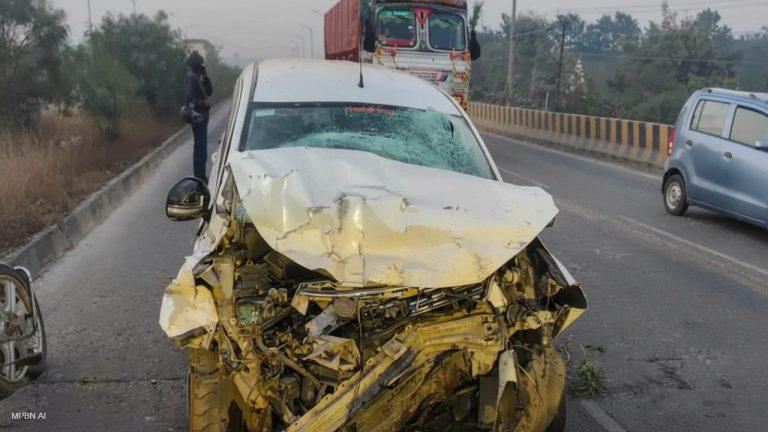 इंदौर के कनाड़िया में भीषण सड़क हादसा, डंपर से भिड़ी कार, उज्जैन जा रहे 3 श्रद्धालु घायल