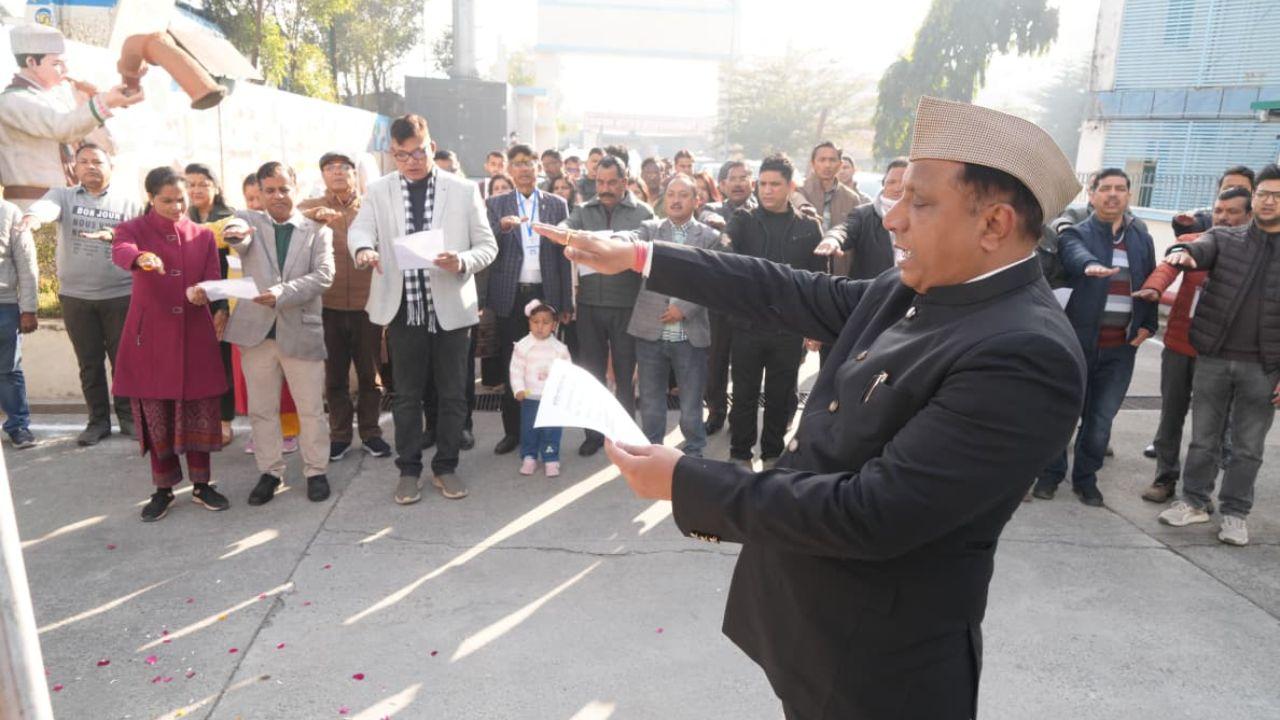 सूचना महानिदेशक बंशीधर तिवारी ने किया ध्वजारोहण, बोले- लोकसेवकों का कर्तव्य है संविधान का पालन