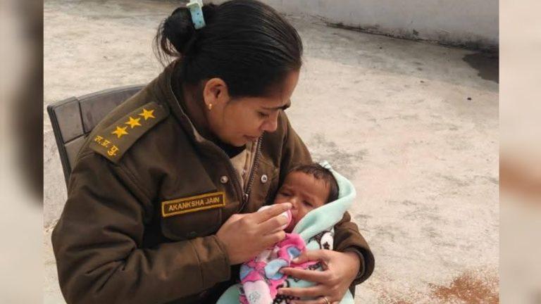 कार्रवाई, कर्तव्य और करुणा : अवैध शराब पर छापे के बीच SDOP की मानवीय तस्वीर, रोते नवजात को सुरक्षित कर दिखाई संवेदनशीलता