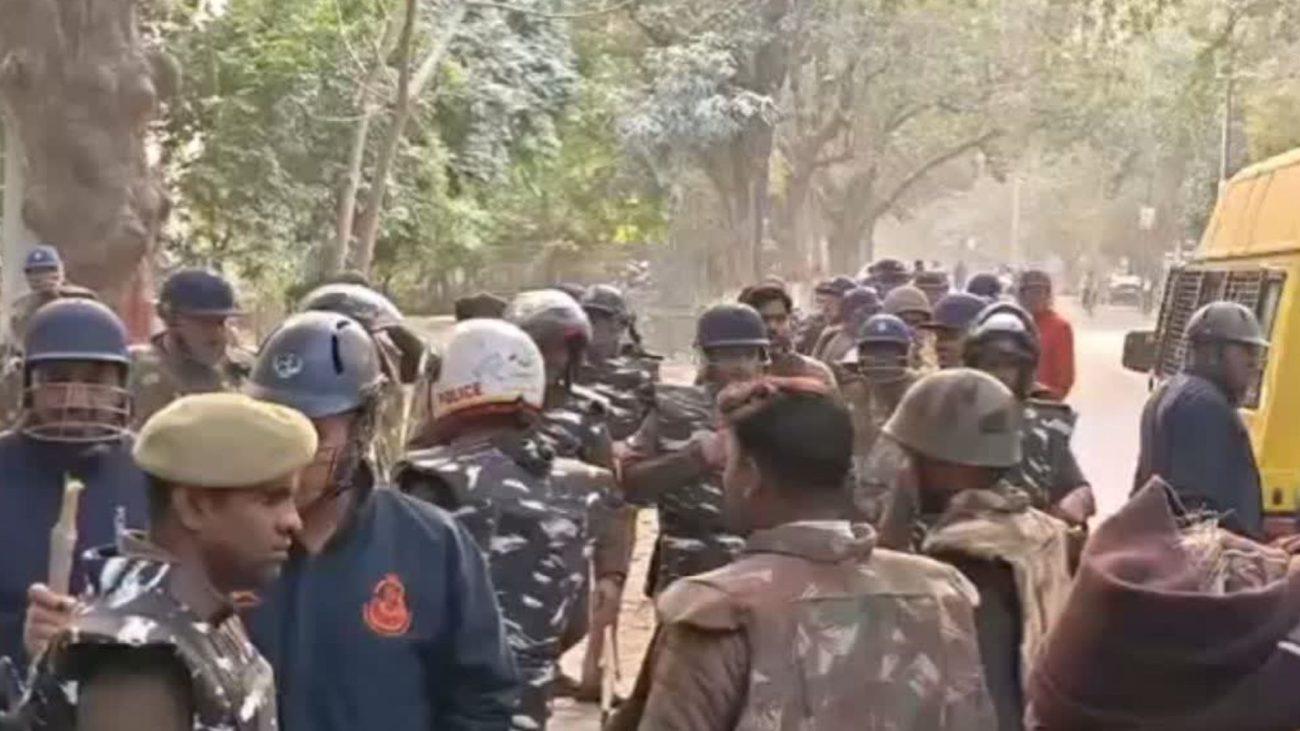 BHU में फिर बवाल: दो हॉस्टल के छात्र गुटों में हिंसक झड़प और पत्थरबाजी, एक का सिर फटा, कैंपस में PAC तैनात