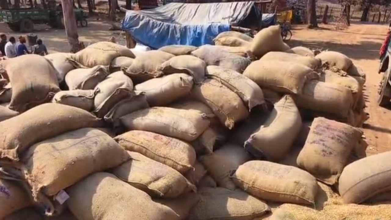 धान खरीदी केन्द्रों पर अनियमितता, किसानों ने लगाये पैसे लेने के आरोप, कलेक्टर से की शिकायत