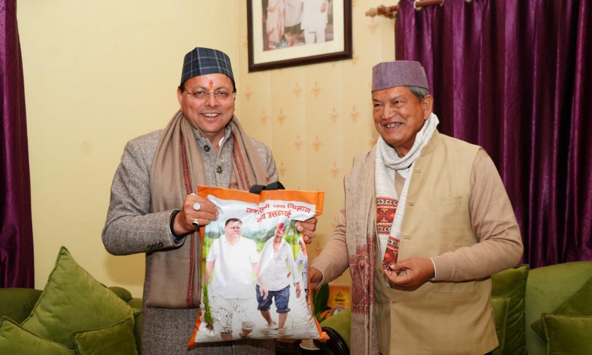 पुष्कर सिंह धामी ने निभाया अपना पुराना वादा, पूर्व सीएम हरीश रावत के घर चावल का कट्टा लेकर पहुंचे, जानिए पूरी कहानी