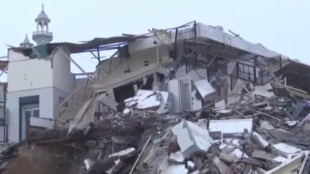 मस्जिद और कब्रिस्तान से सटी जमीन से अतिक्रमण हटाने पहुंची दिल्ली एमसीडी की टीम पर पथराव, 4 से 5 अधिकारियों को चोटें आईं