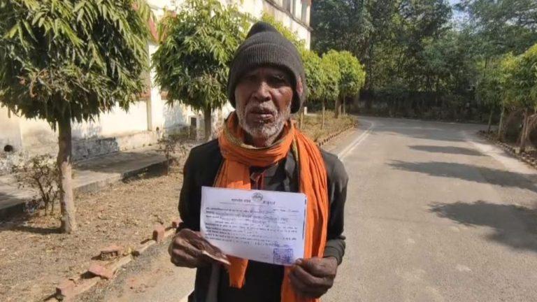 बैगा आदिवासी बुजुर्ग की अफसरों से गुहार…साहब मुझे जिन्दा कर दो मुझे योजनाओं का लाभ चाहिए….