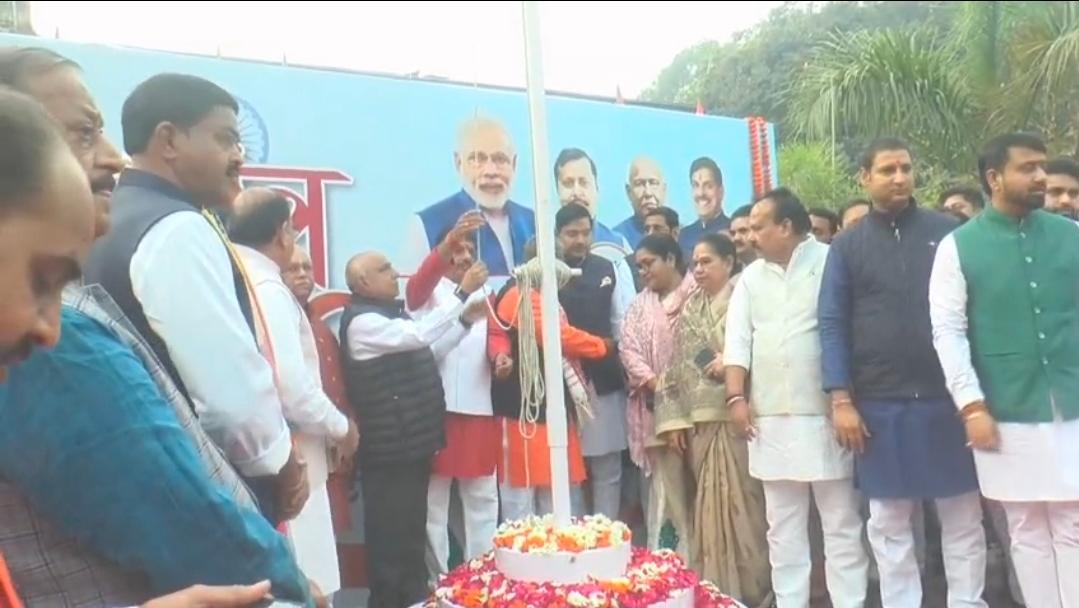 गणतंत्र दिवस: भोपाल में भाजपा प्रदेश अध्यक्ष हेमंत खंडेलवाल ने फहराया तिरंगा, MP के 4 पद्मश्री विजेताओं को दी बधाई