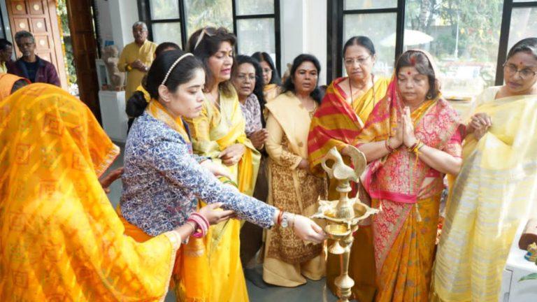 इंदौर: बसंत पंचमी पर ‘मेरा आंगन’ में जुटे 50 कलाकार, सृष्टि कला कुंज में बिखेरे कला के रंग