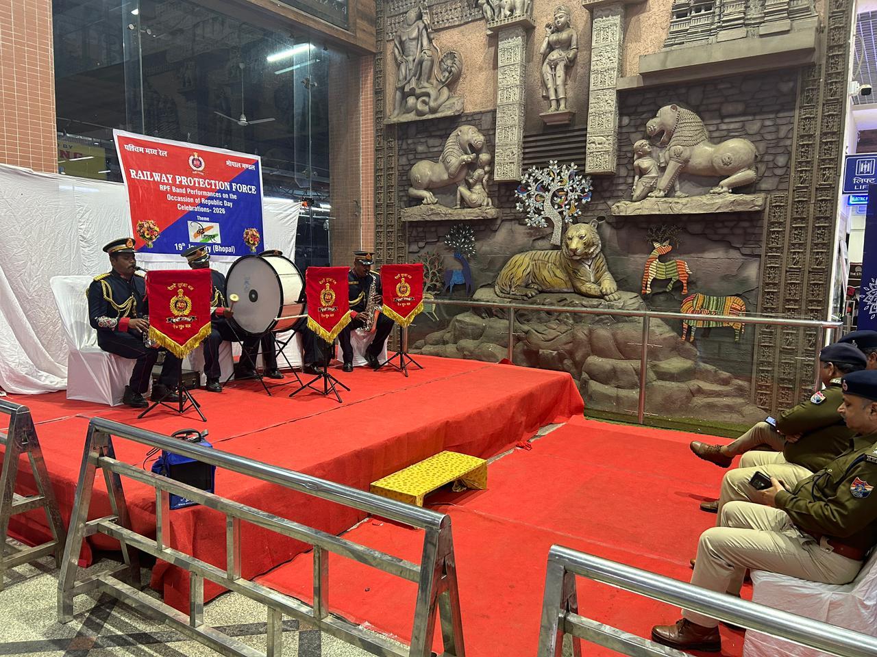 भोपाल स्टेशन पर आरपीएफ बैंड द्वारा देश भक्ति गीतों की मनमोहक प्रस्तुति