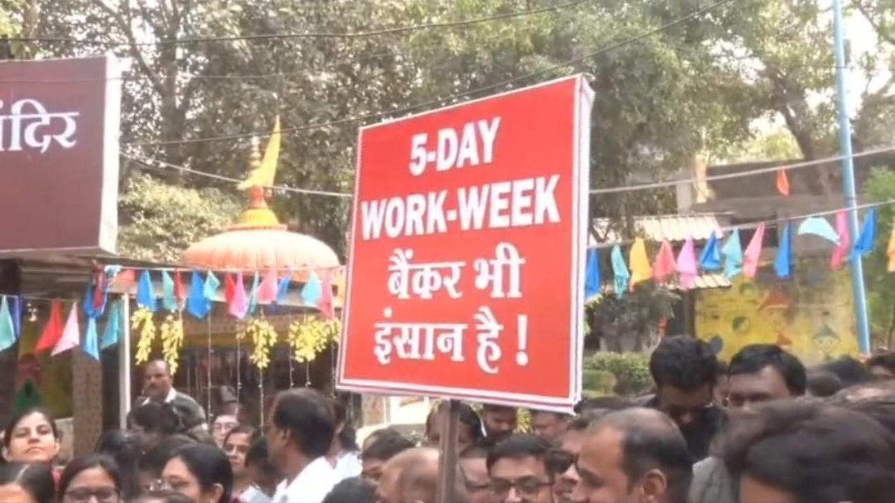 बैंक हड़ताल: 5-डे वर्किंग की मांग को लेकर UFBU के आह्वान पर 8 लाख कर्मचारी सड़कों पर, इंदौर में जोरदार प्रदर्शन