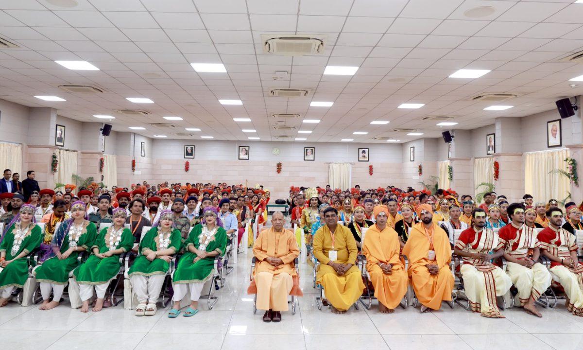 मुख्यमंत्री योगी आदित्यनाथ ने विभिन्न राज्यों के लोक कलाकारों को किया सम्मानित, कहा- इनकी कला साधना ‘एक भारत-श्रेष्ठ भारत’ की