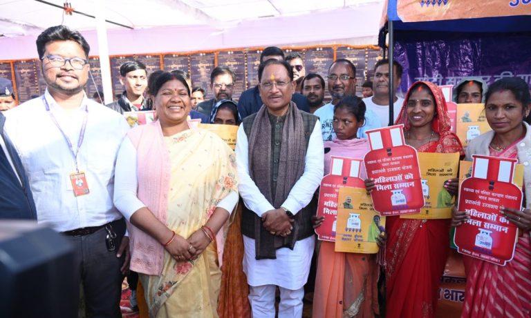 उज्ज्वला महोत्सव में शामिल हुए मुख्यमंत्री साय, महिलाओं को वितरित किए फ्री गैस कनेक्शन, अन्य कार्यक्रमों में भी शिरकत