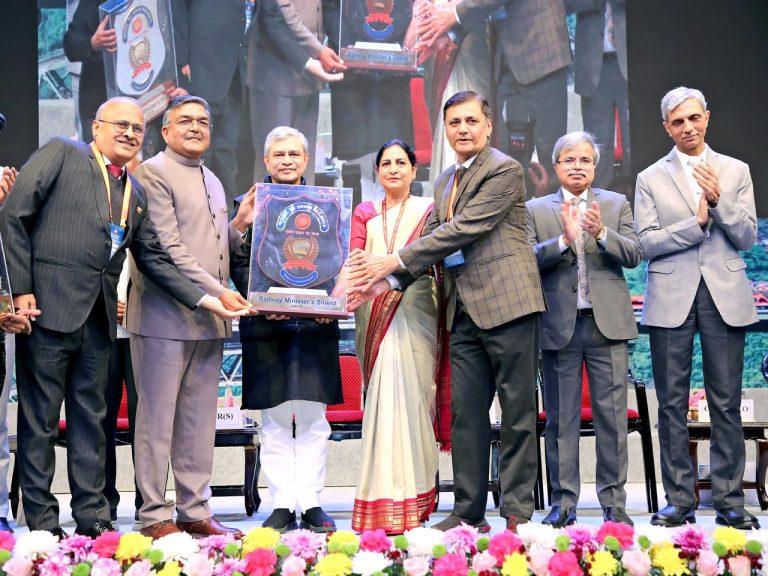 पश्चिम मध्य रेल को मिली ओवरऑल एफिशियंसी और बिक्री प्रबंधन शील्ड, रेल मंत्री अश्विनी वैष्णव ने की प्रदान