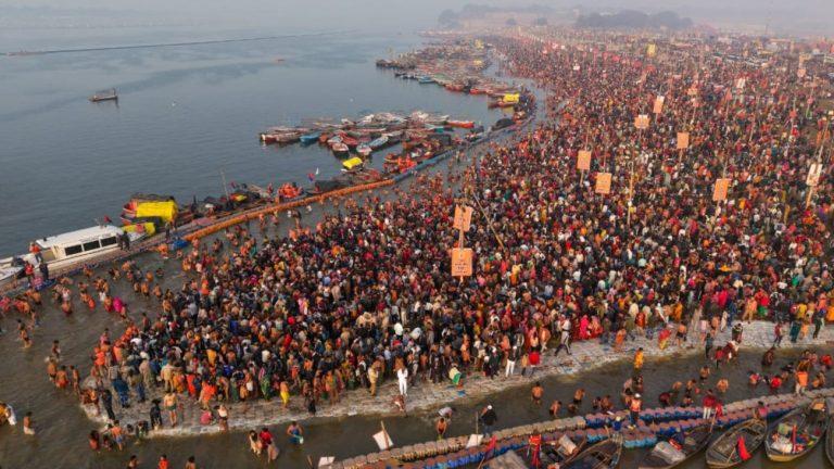 प्रयागराज माघ मेला: मकर संक्रांति पर संगम में उमड़ा आस्था का सैलाब, 1.03 करोड़ श्रद्धालुओं ने किया पुण्य स्नान