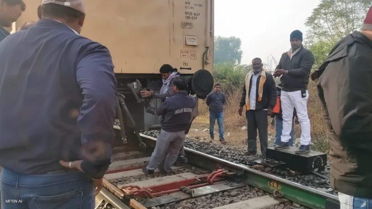 चलती ट्रेन में तकनीकी खराबी! छिंदवाड़ा में पैसेंजर ट्रेन के तीन डिब्बे इंजन से अलग
