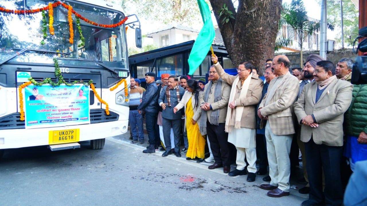 उत्तराखण्ड परिवहन निगम के बस बेड़े में शामिल हुए 112 नई बसें, सीएम पुष्कर सिंह धामी ने दिखाई हरी झंडी