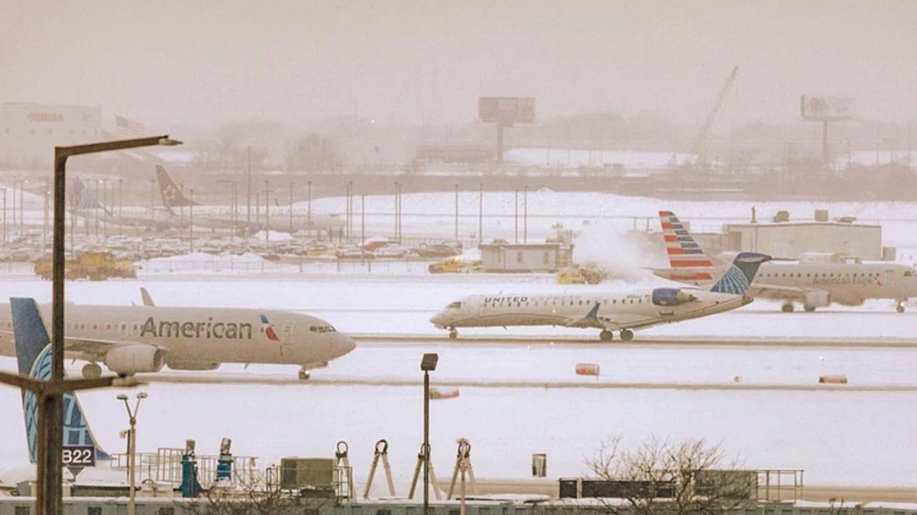 अमेरिका में बर्फीले तूफान का कहर: 13 हजार उड़ानें रद्द, 14 करोड़ लोग प्रभावित