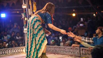 गरियाबंद ऑर्केस्ट्रा विवाद: अश्लील कार्यक्रम पर बड़ी कार्रवाई, 14 आयोजक गिरफ्तार, SDM हटाए गए, 3 पुलिसकर्मी निलंबित