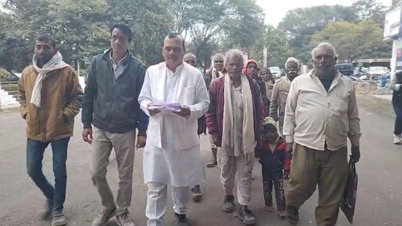 पट्टा मिलने के 14 साल बाद भी अपनी ही जमीन के लिए भटक रहे आदिवासी, कांग्रेस ने दी ‘कलेक्ट्रेट में डेरा’ डालने की चेतावनी