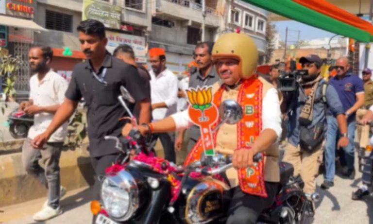 महाराष्ट्र निकाय चुनाव: चुनाव प्रचार के आखिरी दिन बाइक रैली में शामिल हुए मुख्यमंत्री देवेंद्र फडणवीस, नागपुर की सड़कों पर गूंजे ‘देवाभाऊ’ के नारे