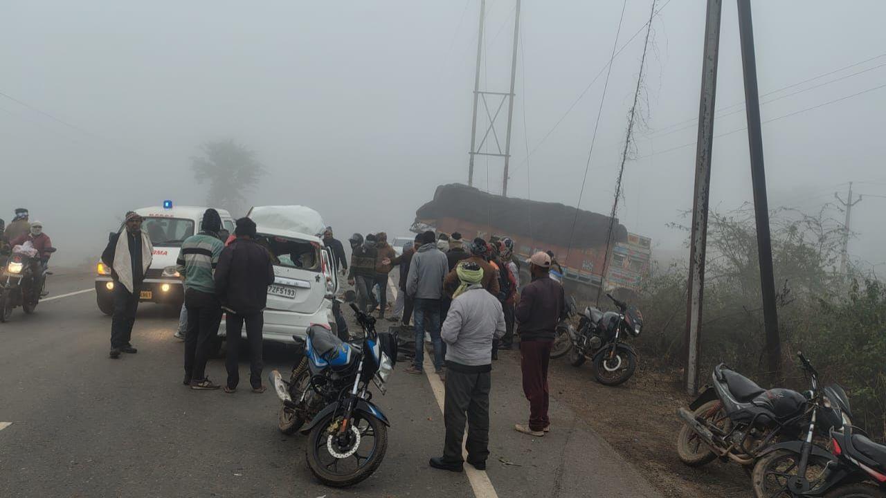 तेज रफ़्तार ट्रक और कार की आमने सामने जोरदार टक्कर, चार की मौत, ड्राइवर फरार, कोहरा बना हादसे की वजह