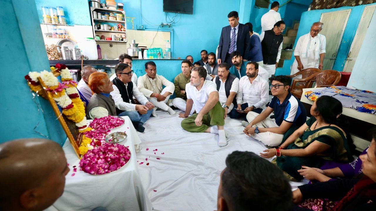 राहुल गांधी ने इंदौर के भागीरथपुरा में पीड़ित परिवारों को दिए 1 लाख के चेक, उमंग सिंघार ने भी मंजूर की 50 हज़ार सहायता राशि