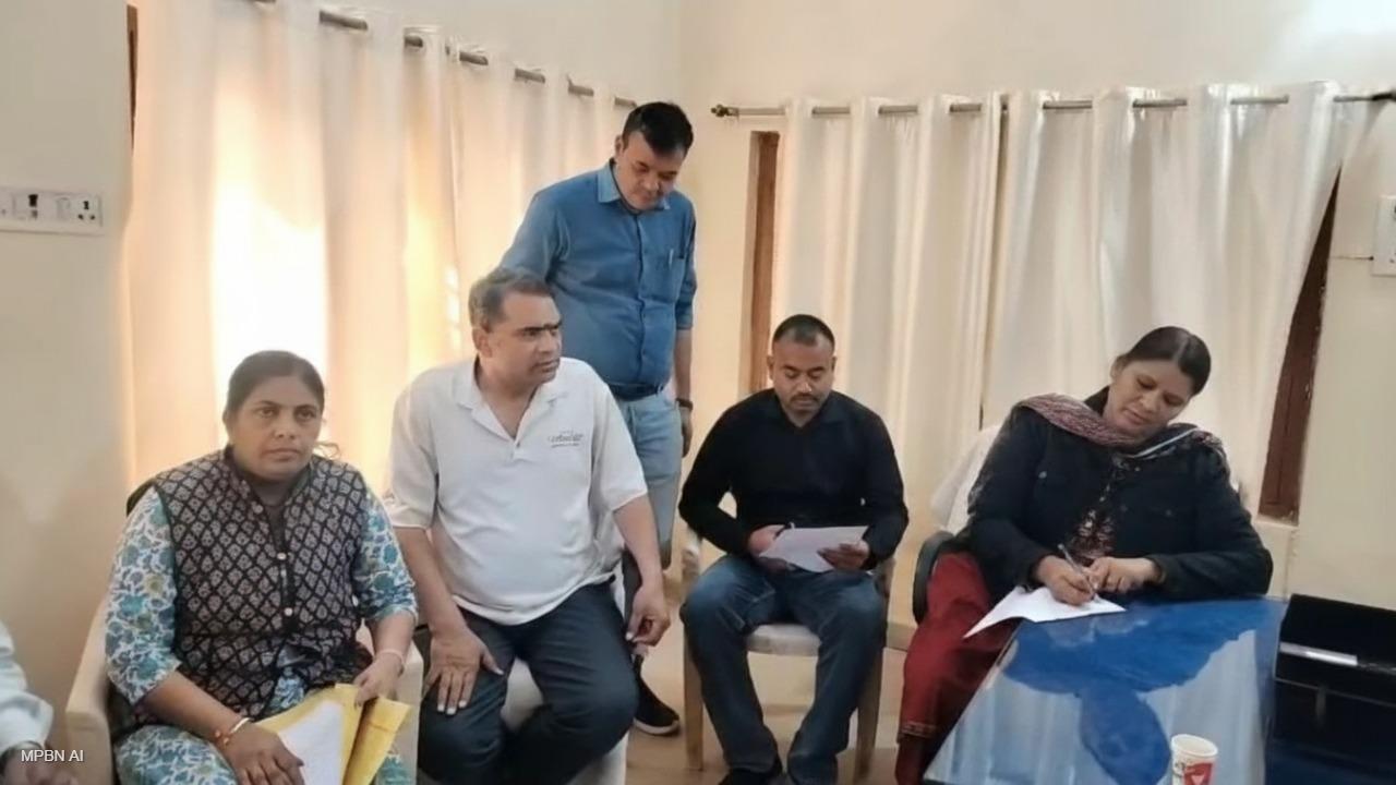 रिटायर चौकीदार से रिश्वत लेते रंगे हाथों पकड़ा गया अफसर, लोकायुक्त की बड़ी कार्रवाई से मचा हड़कंप