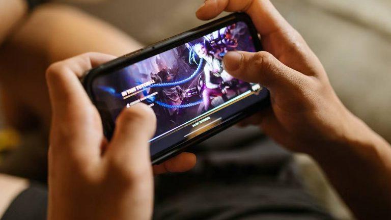 मोबाइल गेम की लत ने ली छात्र की जान, ब्लू व्हेल टास्क के दबाव में उठाया खौफनाक कदम