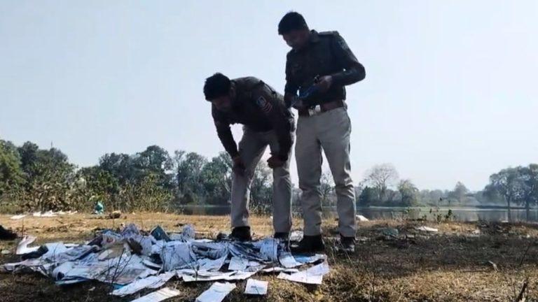 तालाब किनारे लावारिस हालत में आधार कार्ड, बैंक दस्तावेज, अधिकारी बोले दोषी कर्मचारी को मिलेगी सजा