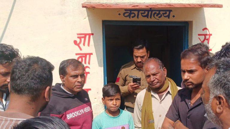 सरकारी शिक्षक ने गलत जवाब पर छात्र को छात्र से पिटवाया, ग्रामीणों के हंगामे के बाद जांच शुरू, परिजनों ने की कड़ी कार्रवाई की मांग