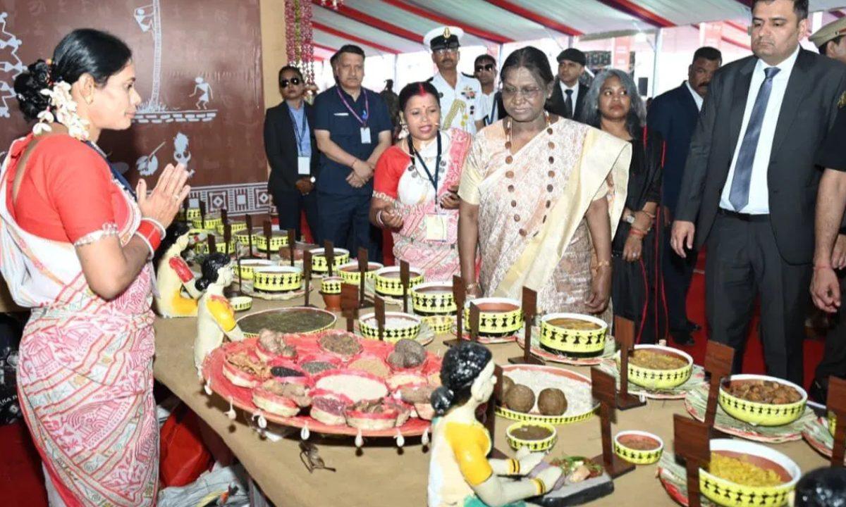 राष्ट्रपति द्रौपदी मुर्मू ने ‘बस्तर पंडुम’ में आदिवासी कला प्रदर्शनी का किया अवलोकन, ढोकरा शिल्प से लेकर चापड़ा चटनी तक की ली जानकारी
