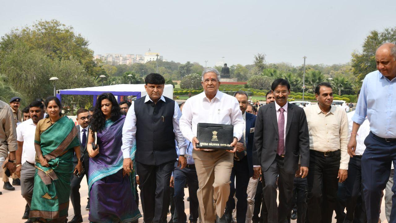 गुजरात बजट 2026-27 पेश, नमो सेंट्रल लाइब्रेरी का ऐलान, युवाओं को सौगात, जानें किसे क्या मिला?