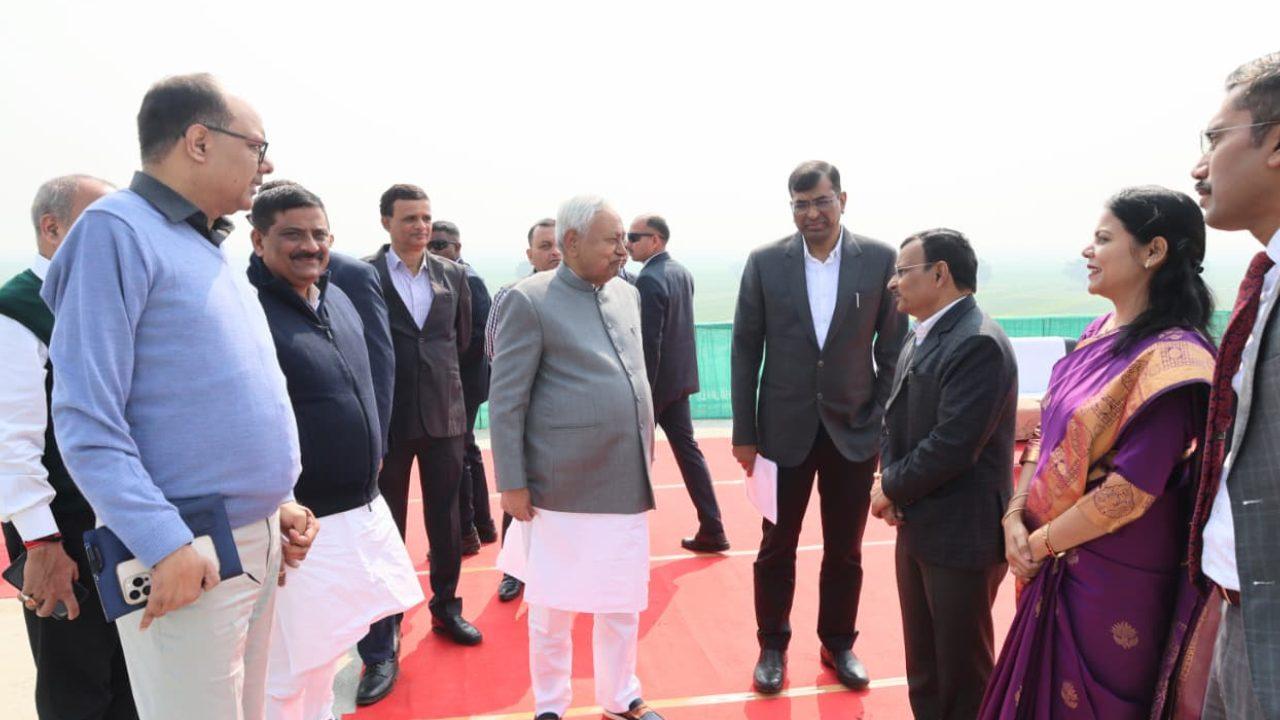 सीएम नीतीश कुमार ने कच्ची दरगाह-बिदुपुर 6 लेन पुल का किया निरीक्षण, अधिकारियों को अप्रैल 2026 तक काम पूरा करने का दिया निर्देश