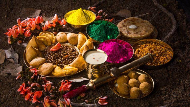 केमिकल रंगों को कहें अलविदा! पलाश के फूलों से बनाएं हर्बल रंग और खेलें सुरक्षित होली