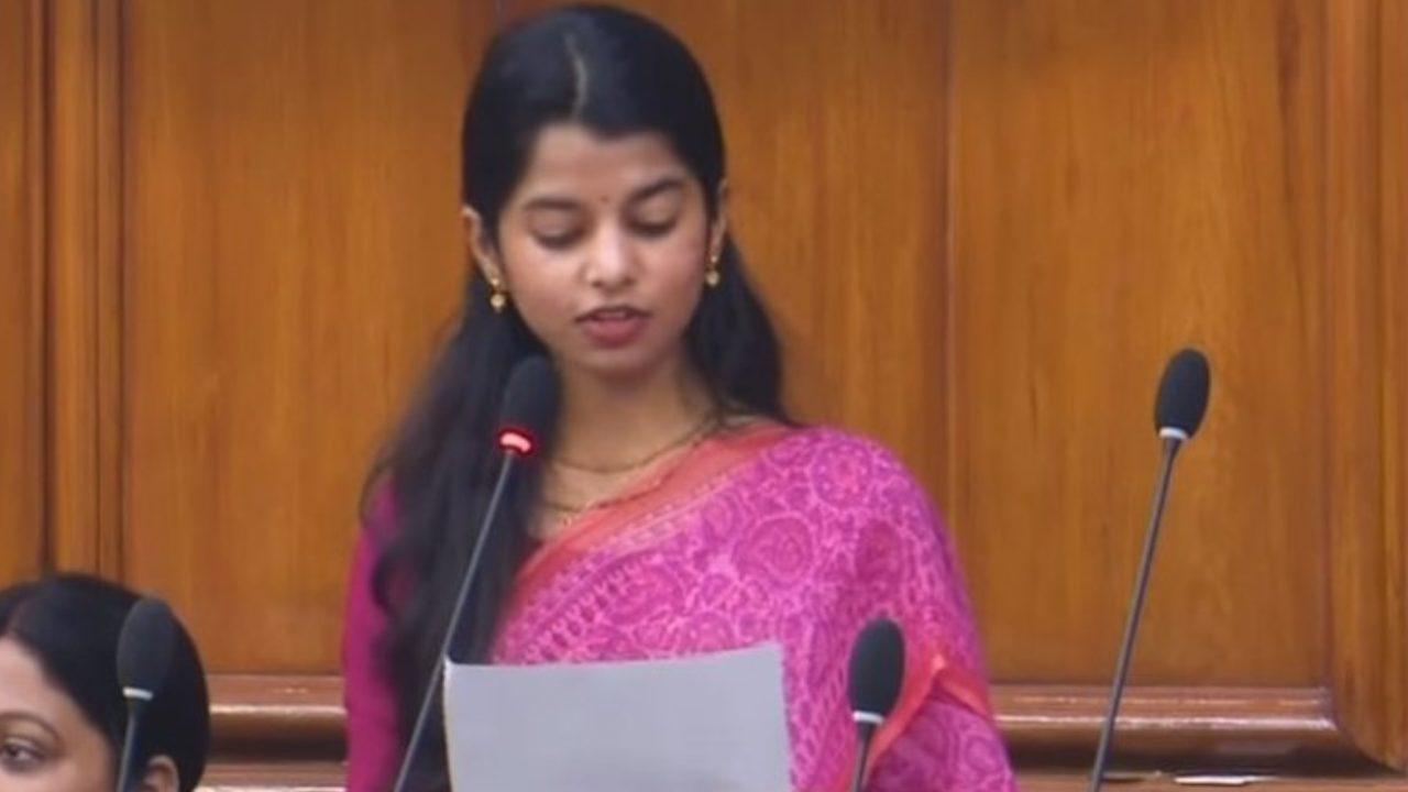 BJP विधायक मैथिली ठाकुर ने विपक्ष पर साधा निशाना, लालू यादव को कहा धृतराष्ट्र, नीतीश कुमार की युधिष्ठिर से की तुलना