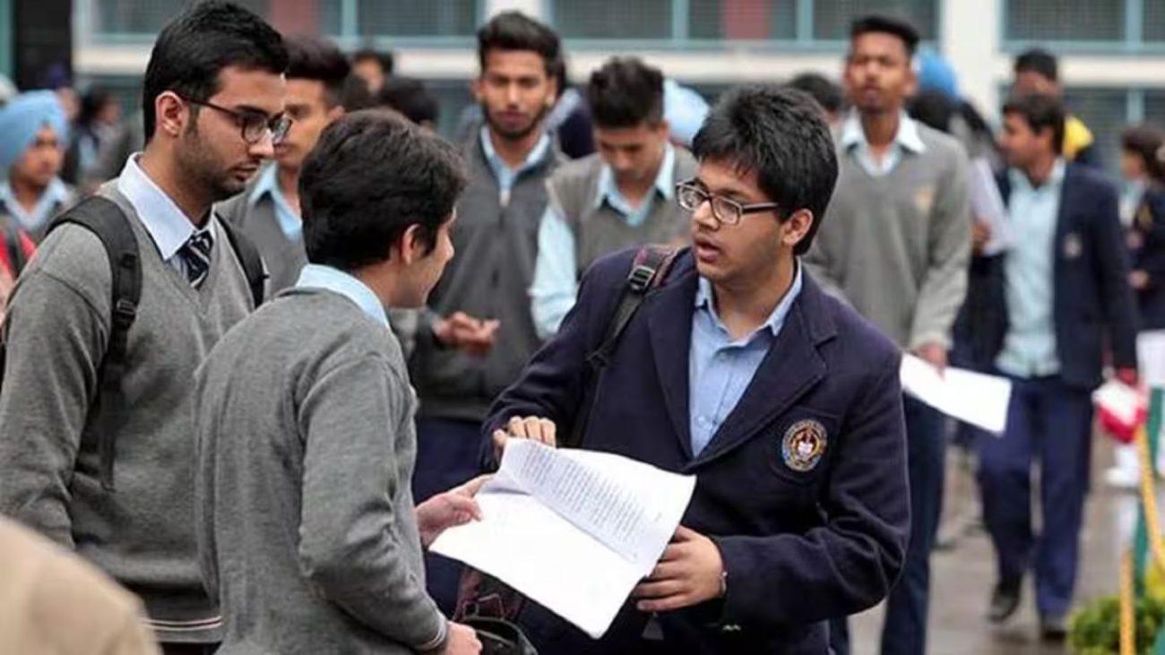 UP Board Exam 2026 में उत्तर पुस्तिका में रुपये रखने पर छात्र और शिक्षक दोनों पर होगी कार्रवाई, बोर्ड सचिव ने जारी किए सख्त निर्देश