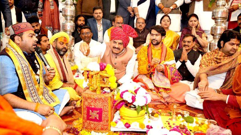 बागेश्वर धाम में सीएम डॉ मोहन यादव ने नव दम्पतियों को दिया आशीष, कहा सामूहिक विवाह सबसे उत्तम, खर्चीली शादियों से बचें