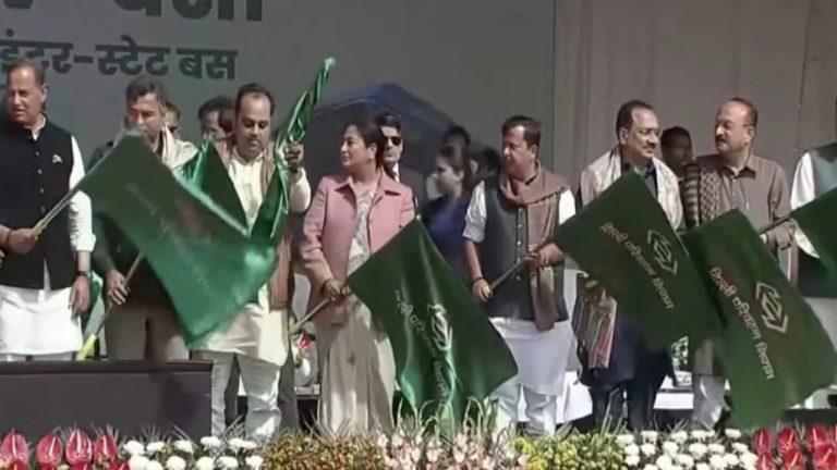 दिल्ली में रेखा गुप्ता सरकार के एक साल पूरे, मुख्यमंत्री ने 500 नई EV बसों को दिखाई हरी झंडी, केजरीवाल पर साधा निशाना