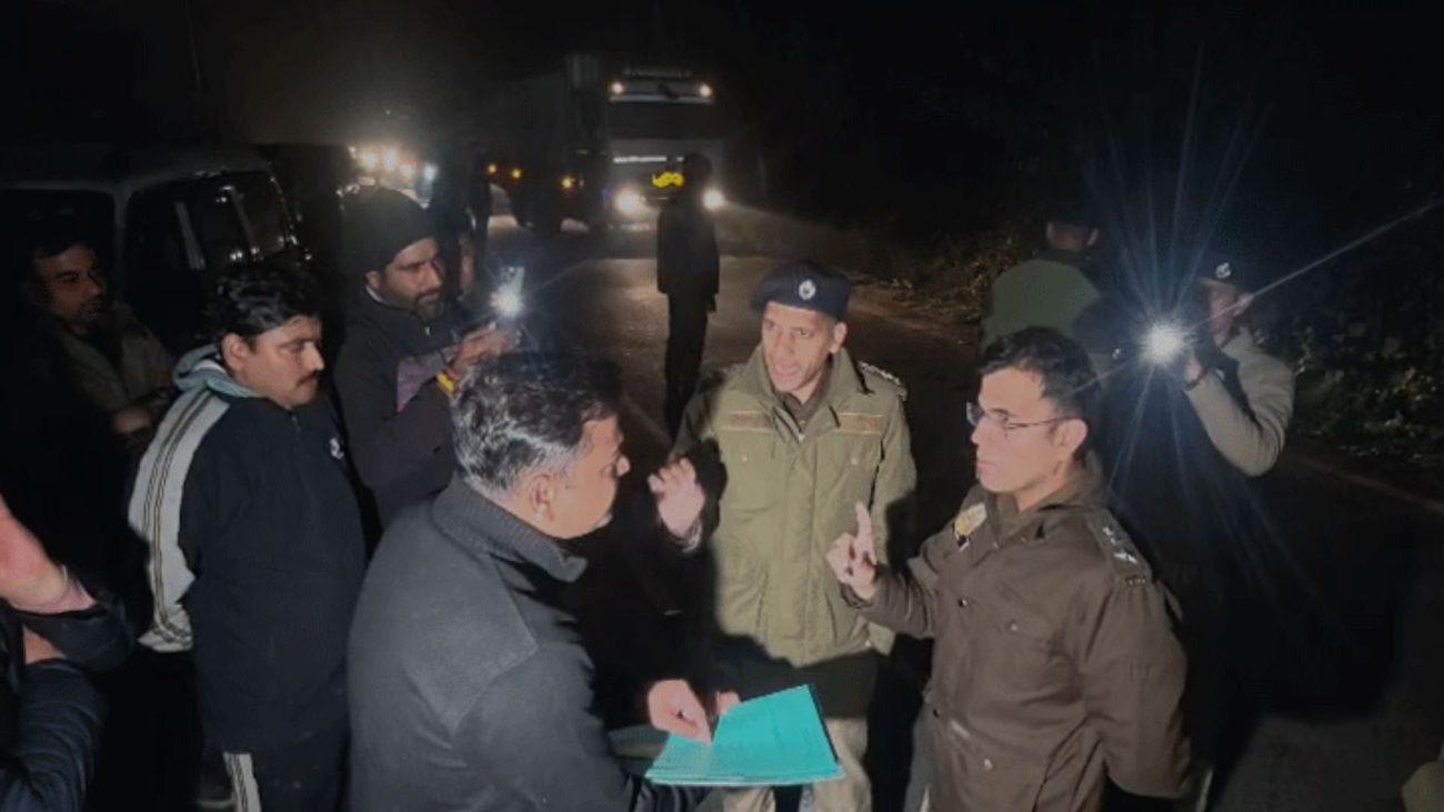 दिल्ली पुलिस ने शिमला के रोहड़ू से 3 यूथ कांग्रेस कार्यकर्ता गिरफ्तार किए, बिना सूचना कार्रवाई पर हिमाचल पुलिस ने सोलन में रोककर FIR दर्ज की