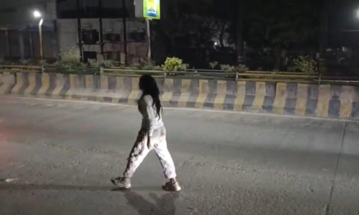 नशे में धुत युवती का सड़क पर हाई-वोल्टेज ड्रामा, ट्रैफिक रोककर किया हंगामा, वीडियो हुआ वायरल