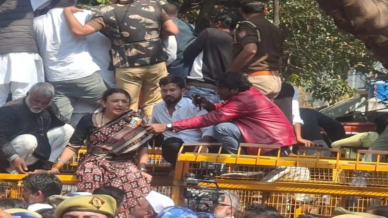 UP में मनरेगा और कानून व्यवस्था को लेकर हंगामा, विधानसभा का घेराव करने पहुंचे कांग्रेस नेता, सरकार पर लगाए गंभीर आरोप