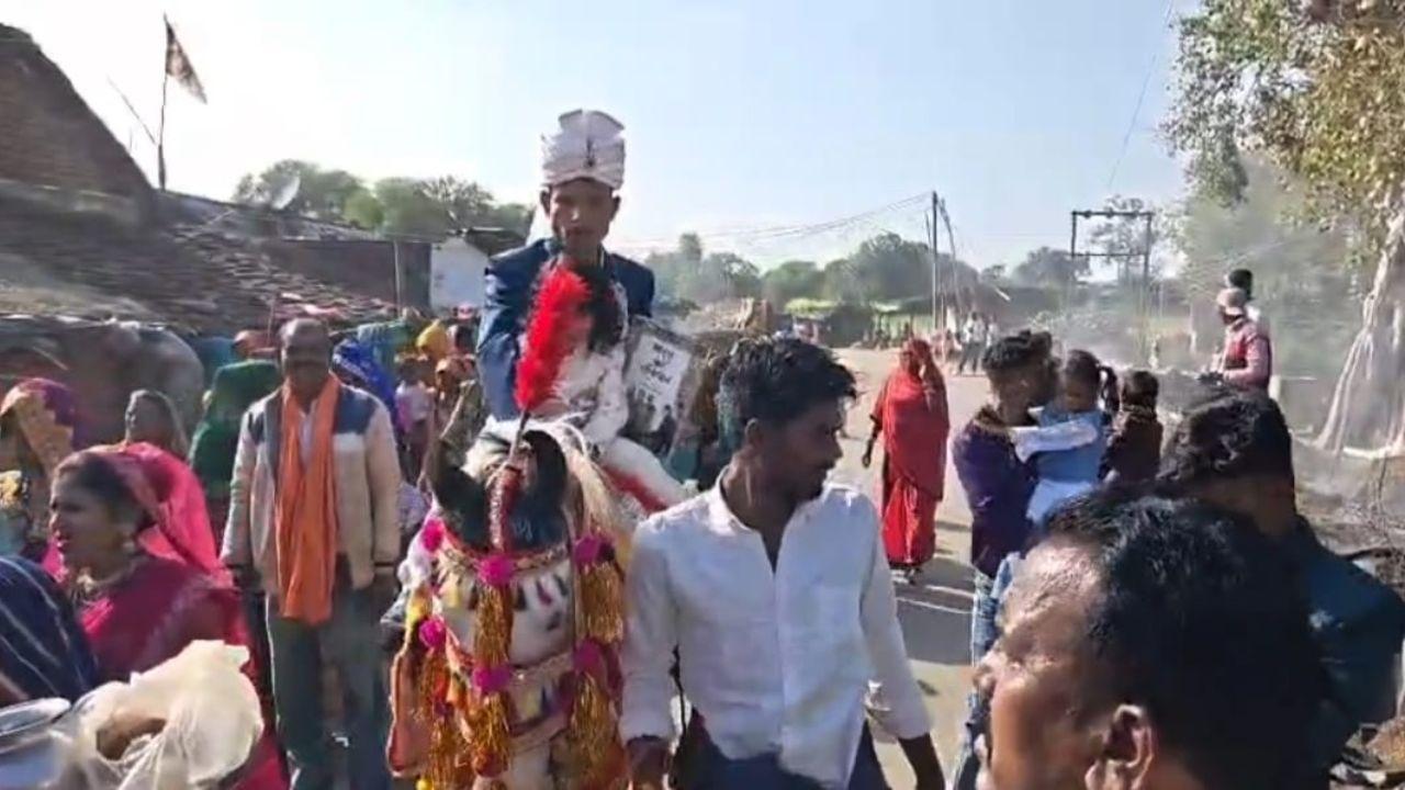 हाथ में “भारत का संविधान” लेकर घोड़ी पर सवार होकर निकला दूल्हा, गांव में घूमी बारात, जाने इसकी वजह