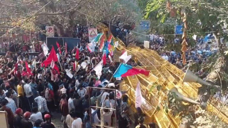 JNU में कुलपति के इस्तीफे की मांग पर छात्रों का बड़ा प्रदर्शन, पुलिस से हुई झड़प, हिरासत में लिए गए 40 से ज्यादा छात्र