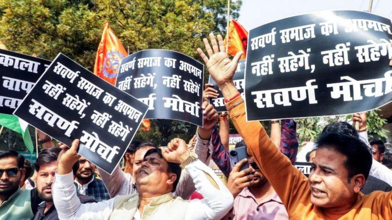 लखनऊ के परिवर्तन चौक पर UGC के नए नियमों के खिलाफ सवर्ण मोर्चा का जोरदार प्रदर्शन, पुलिस ने कई कार्यकर्ताओं को हिरासत में लिया