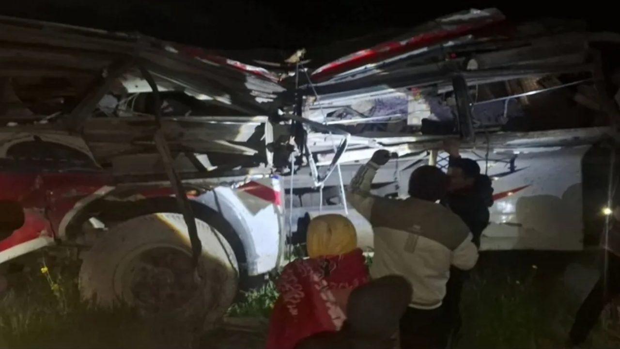 दर्दनाक सड़क हादसा, 200 मीटर गहरी खाई में गिरी, 13 लोगों की मौत, 34 घायल